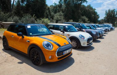 Kişinev, Moldova. 14 Temmuz 2016: Mini Cooper Kulübü Festivali Moldova. Turuncu Mini Cooper karanlık orman üzerinde 14 Temmuz 2016 yılında Kişinev, Moldova.