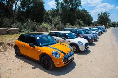 Kişinev, Moldova. 14 Temmuz 2016: Mini Cooper Kulübü Festivali Moldova. Turuncu Mini Cooper karanlık orman üzerinde 14 Temmuz 2016 yılında Kişinev, Moldova.