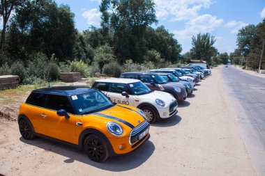 Kişinev, Moldova. 14 Temmuz 2016: Mini Cooper Kulübü Festivali Moldova. Turuncu Mini Cooper karanlık orman üzerinde 14 Temmuz 2016 yılında Kişinev, Moldova.