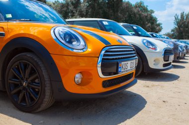 Kişinev, Moldova. 14 Temmuz 2016: Mini Cooper Kulübü Festivali Moldova. Turuncu Mini Cooper karanlık orman üzerinde 14 Temmuz 2016 yılında Kişinev, Moldova.