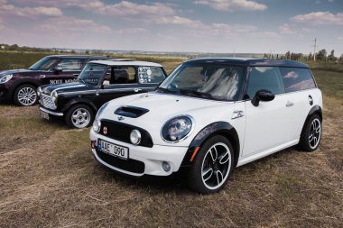 Kişinev, Moldova. 14 Temmuz 2016: Mini Cooper Kulübü Festivali Moldova. Turuncu Mini Cooper karanlık orman üzerinde 14 Temmuz 2016 yılında Kişinev, Moldova.
