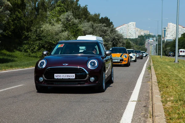 Kişinev, Moldova. 14 Temmuz 2016: Mini Cooper Kulübü Festivali Moldova. Turuncu Mini Cooper karanlık orman üzerinde 14 Temmuz 2016 yılında Kişinev, Moldova.