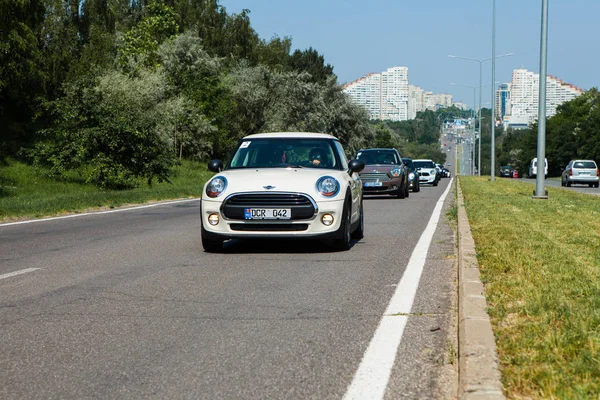 Kişinev, Moldova. 14 Temmuz 2016: Mini Cooper Kulübü Festivali Moldova. Turuncu Mini Cooper karanlık orman üzerinde 14 Temmuz 2016 yılında Kişinev, Moldova.