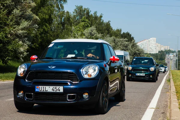 Chisinau, Moldávia. 14 de julho de 2016: Festival do clube Mini Cooper na Moldávia. Orange MINI Cooper na floresta escura em 14 de julho de 2016 em Chisinau, Moldávia . — Fotografia de Stock