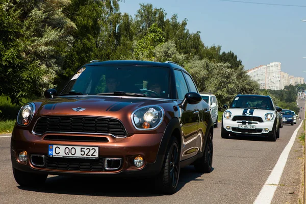 Chisinau, Moldavia. 14 de julio de 2016: Mini Cooper club festival en Moldavia. Orange MINI Cooper en bosque oscuro el 14 de julio de 2016 en Chisinau, Moldavia . — Foto de Stock