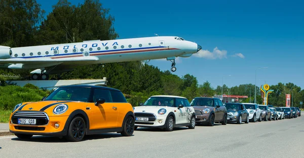 Chisinau, Moldova. July 14, 2016 : Mini Cooper club festival in Moldova. Orange MINI Cooper in dark forest on July 14, 2016 in Chisinau, Moldova. — Stock Photo, Image