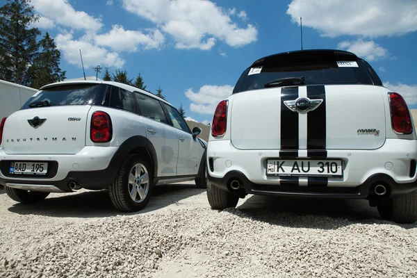 Chisinau, Moldavia. 14 de julio de 2016: Mini Cooper club festival en Moldavia. Orange MINI Cooper en bosque oscuro el 14 de julio de 2016 en Chisinau, Moldavia . — Foto de Stock