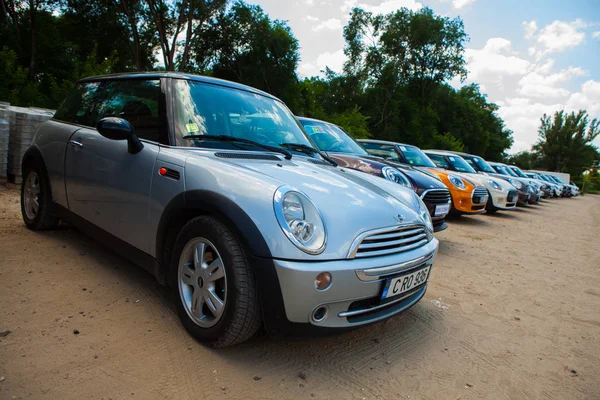 Chisinau, Moldavia. 14 de julio de 2016: Mini Cooper club festival en Moldavia. Orange MINI Cooper en bosque oscuro el 14 de julio de 2016 en Chisinau, Moldavia . — Foto de Stock