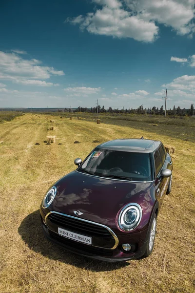 Chisinau, Moldavia. 14 de julio de 2016: Mini Cooper club festival en Moldavia. Orange MINI Cooper en bosque oscuro el 14 de julio de 2016 en Chisinau, Moldavia . — Foto de Stock