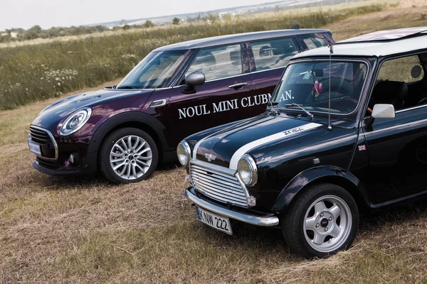 Chisinau, Moldavia. 14 de julio de 2016: Mini Cooper club festival en Moldavia. Orange MINI Cooper en bosque oscuro el 14 de julio de 2016 en Chisinau, Moldavia . — Foto de Stock