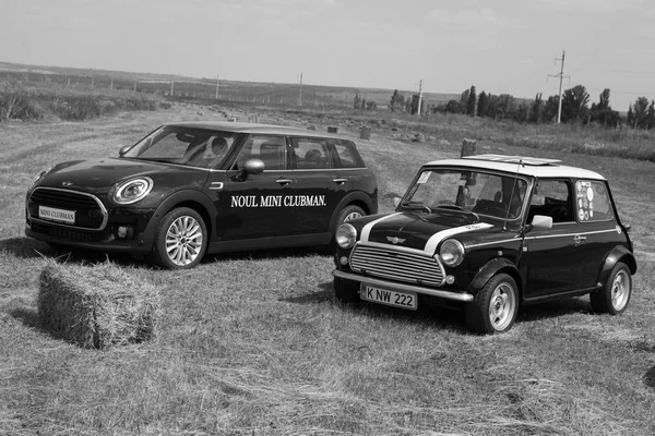 Chisinau, Moldavia. 14 de julio de 2016: Mini Cooper club festival en Moldavia. Orange MINI Cooper en bosque oscuro el 14 de julio de 2016 en Chisinau, Moldavia . — Foto de Stock