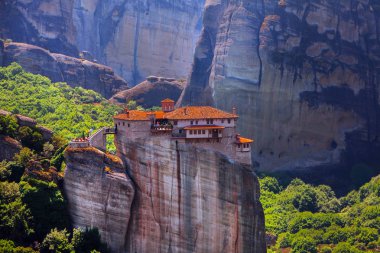 Meteora Manastırı yüksek rock ve yol bahar zaman, Yunanistan dağlarında panoramik