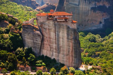 Meteora Manastırı yüksek rock ve yol bahar zaman, Yunanistan dağlarında panoramik