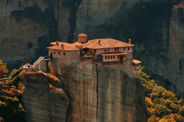 Meteora Manastırı yüksek rock ve yol bahar zaman, Yunanistan dağlarında panoramik