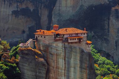 Meteora Manastırı yüksek rock ve yol bahar zaman, Yunanistan dağlarında panoramik