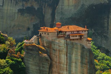 Meteora Manastırı yüksek rock ve yol bahar zaman, Yunanistan dağlarında panoramik