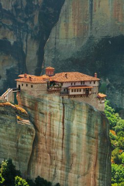 Meteora Manastırı yüksek rock ve yol bahar zaman, Yunanistan dağlarında panoramik
