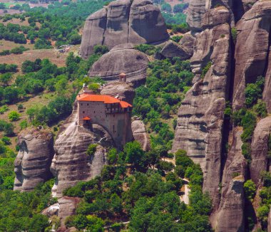 Meteora Manastırı yüksek rock ve yol bahar zaman, Yunanistan dağlarında panoramik