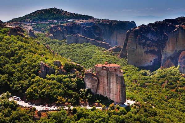 米特奥拉修道院上高大的岩石和春天的时候，希腊在山区公路的全景视图 — 图库照片