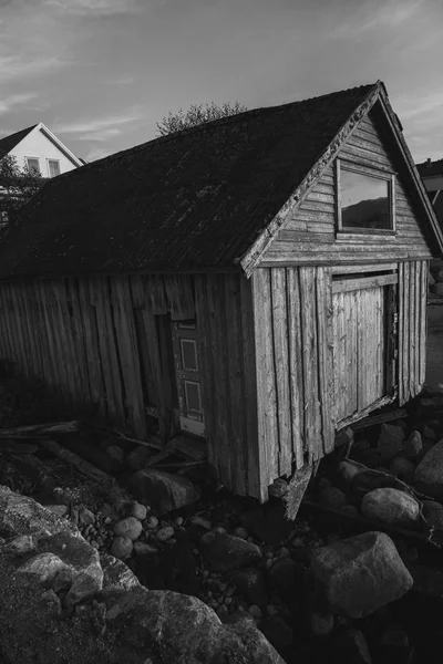 Geleneksel Norveç ahşap ev ayakta bir çim ve dağlar içinde belgili tanımlık geçmiş. Tipik Norveç ev. çatı çimen ile tipik Norveç ev