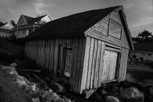 Παραδοσιακή νορβηγική ξύλινο σπίτι στέκεται σε έναν χορτοτάπητα και τα βουνά στο φόντο. Τυπικό σπίτι Νορβηγικά. τυπικό σπίτι Νορβηγικά με χόρτο στην οροφή — Φωτογραφία Αρχείου