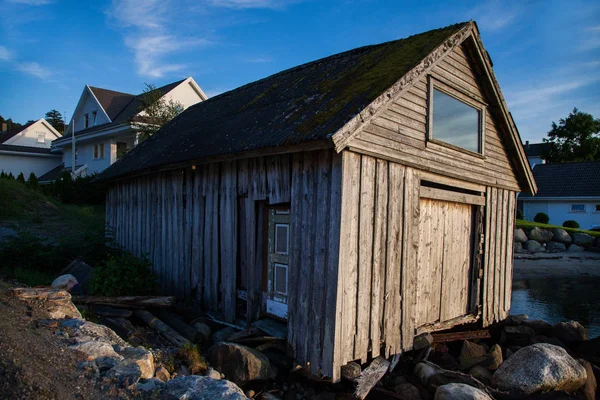 Geleneksel Norveç ahşap ev ayakta bir çim ve dağlar içinde belgili tanımlık geçmiş. Tipik Norveç ev. çatı çimen ile tipik Norveç ev