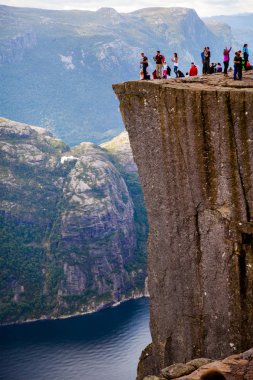 Norveç'te renkli dağ sahneleri. Güzel manzara Norveç, Scandinavia. Norveç dağ manzarası.