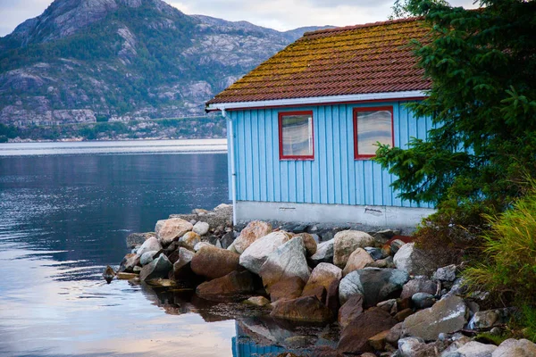 Escenas de montaña de colores en Noruega. Hermoso paisaje de Noruega, Escandinavia. Noruega paisaje de montaña . — Foto de Stock