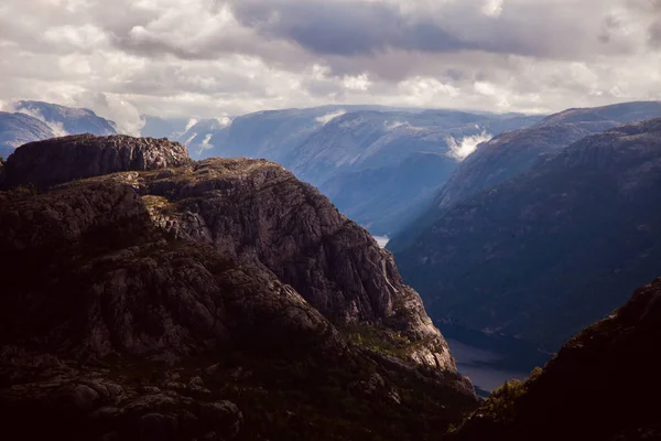 ノルウェーのカラフルな山シーン。ノルウェー、スカンジナビアの美しい風景です。ノルウェーの山の風景. — ストック写真