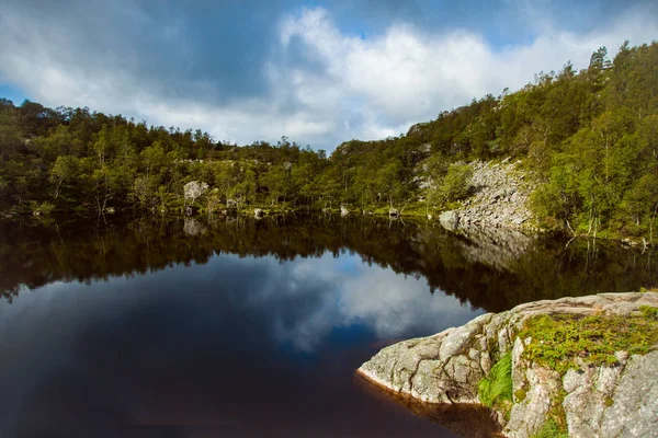 Norveç'te renkli dağ sahneleri. Güzel manzara Norveç, Scandinavia. Norveç dağ manzarası.