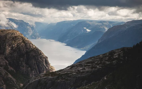 Norveç'te renkli dağ sahneleri. Güzel manzara Norveç, Scandinavia. Norveç dağ manzarası.