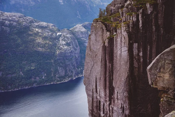 Norveç'te renkli dağ sahneleri. Güzel manzara Norveç, Scandinavia. Norveç dağ manzarası.