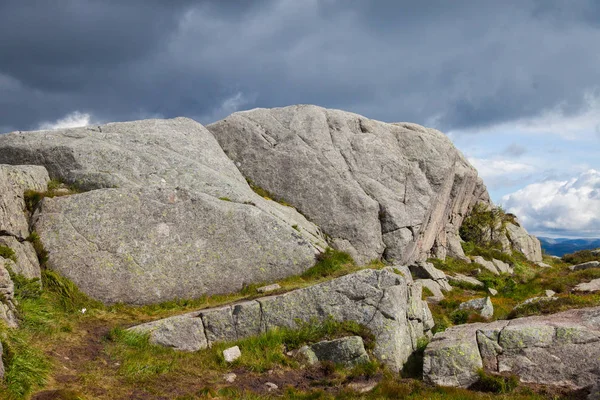 Norveç'te renkli dağ sahneleri. Güzel manzara Norveç, Scandinavia. Norveç dağ manzarası.