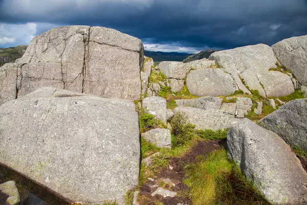 Norveç'te renkli dağ sahneleri. Güzel manzara Norveç, Scandinavia. Norveç dağ manzarası.