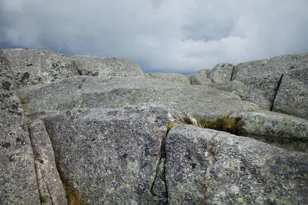 Красочные горные пейзажи в Норвегии. Норвежский пейзаж, Скандинавия. Горный пейзаж Норвегии . — стоковое фото