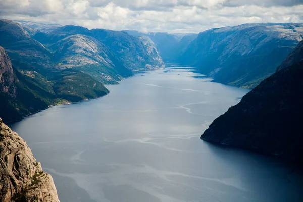 노르웨이에서 화려한 산 장면입니다. 노르웨이, 스 칸디 나 비아의 아름 다운 풍경입니다. 노르웨이 산 풍경. — 스톡 사진