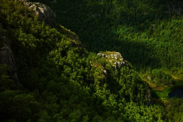 Kleurrijke berg scènes in Noorwegen. Mooi landschap van Noorwegen, Scandinavië. Noorwegen berglandschap. — Stockfoto