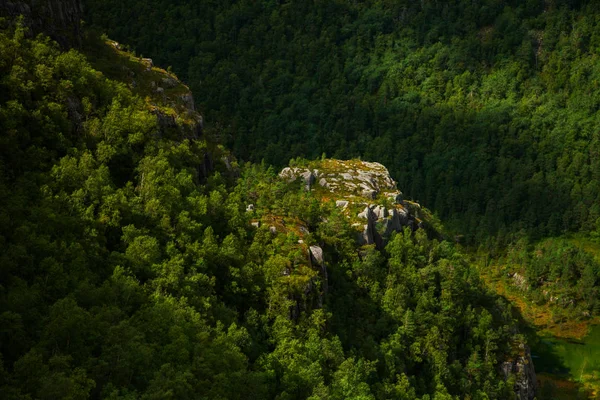 Farbenfrohe Bergszenen in Norwegen. schöne Landschaft Norwegens, Skandinaviens. Norwegische Berglandschaft. — Stockfoto