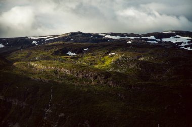 Norveç'te renkli dağ sahneleri. Güzel manzara Norveç, Scandinavia. Norveç dağ manzarası