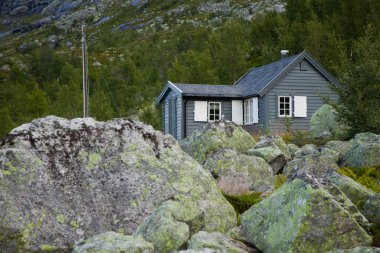 Norveç'te renkli dağ sahneleri. Güzel manzara Norveç, Scandinavia. Norveç dağ manzarası