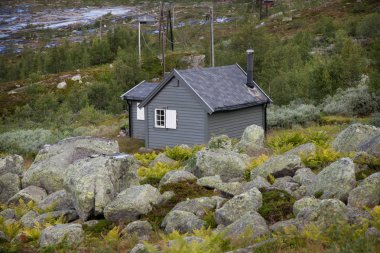 Norveç'te renkli dağ sahneleri. Güzel manzara Norveç, Scandinavia. Norveç dağ manzarası