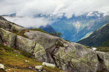 Norveç'te renkli dağ sahneleri. Güzel manzara Norveç, Scandinavia. Norveç dağ manzarası