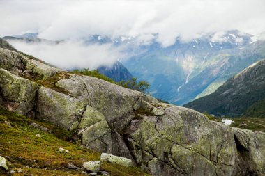 Norveç'te renkli dağ sahneleri. Güzel manzara Norveç, Scandinavia. Norveç dağ manzarası