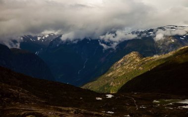 Norveç'te renkli dağ sahneleri. Güzel manzara Norveç, Scandinavia. Norveç dağ manzarası