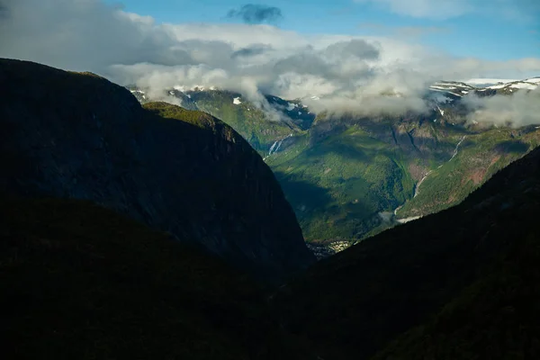 Πολύχρωμο βουνό σκηνές στη Νορβηγία. Όμορφο τοπίο της Νορβηγίας, Σκανδιναβία. Ορεινό τοπίο της Νορβηγίας — Φωτογραφία Αρχείου