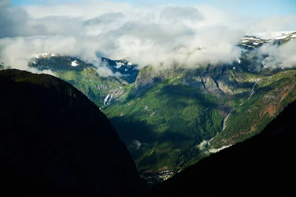 ノルウェーのカラフルな山シーン。ノルウェー、スカンジナビアの美しい風景です。ノルウェーの山の風景 — ストック写真