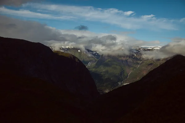 Norveç'te renkli dağ sahneleri. Güzel manzara Norveç, Scandinavia. Norveç dağ manzarası — Stok fotoğraf