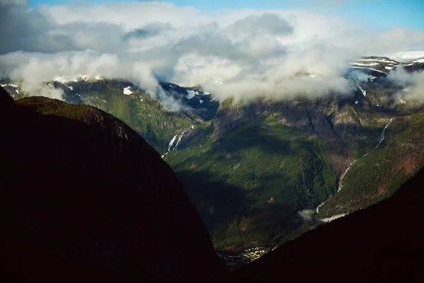 在挪威的五彩山场面。挪威，斯堪的那维亚的亮丽的风景线。挪威山风景 — 图库照片