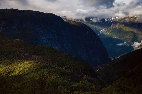 Norveç'te renkli dağ sahneleri. Güzel manzara Norveç, Scandinavia. Norveç dağ manzarası — Stok fotoğraf