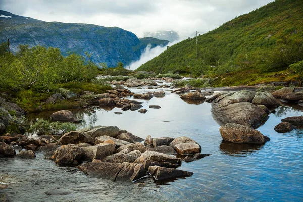 노르웨이에서 화려한 산 장면입니다. 노르웨이, 스 칸디 나 비아의 아름 다운 풍경입니다. 노르웨이 산 풍경 — 스톡 사진